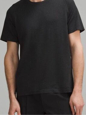 Lululemon Men's Metal Vent Tech
Short Sleeve - Size XL